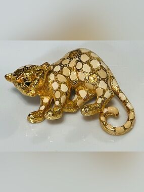 Gold and Cream Spotted Cat Brooch